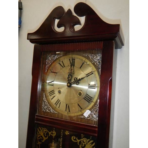 196 - A late 20th century wall clock, in working order.