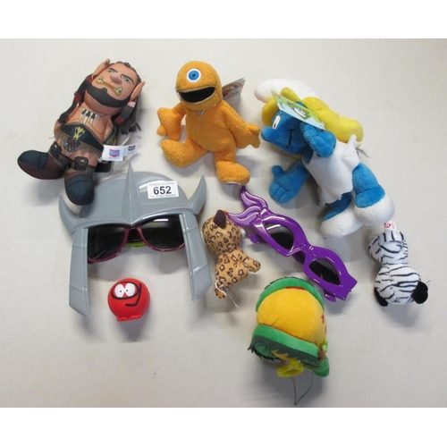 652 - A collection of small premium toys and plsuh including Teenage Mutant Ninja Turtles, Warcraft, Smurf... 