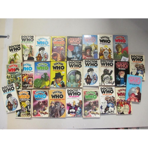 712 - A collection of approximately 26 vintage Doctor Who paperback books all published by Target