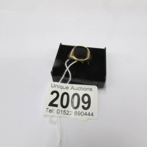 2009 - A yellow gold total black onyx ring (size N half, approx 4.5 grams)