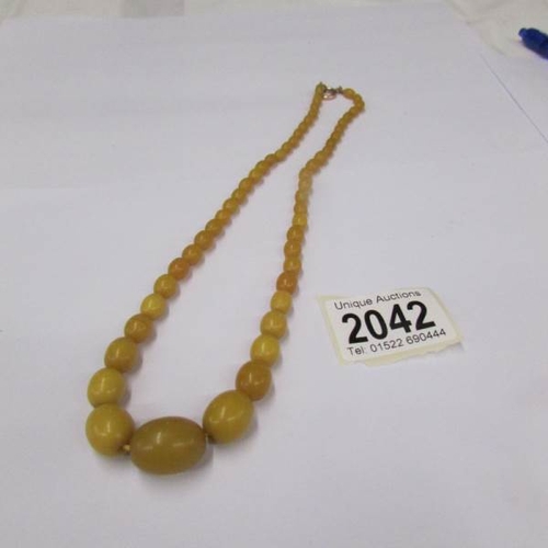 2042 - An amber graduated bead necklace with 9ct gold clasp (approximate length 46 cm)