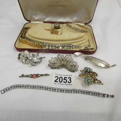 2053 - A mixed lot of jewellery including silver brooch, diamonte, yellow metal, etc.