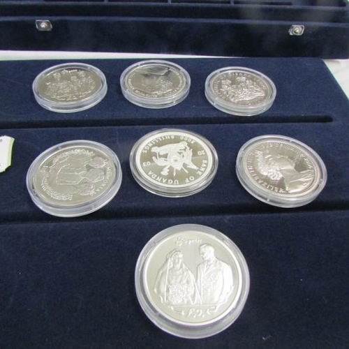 2069 - 2 cases containing 44 mint silver coins 'Her Majesty Queen Elizabeth The Queen Mother 1900 - 2002'