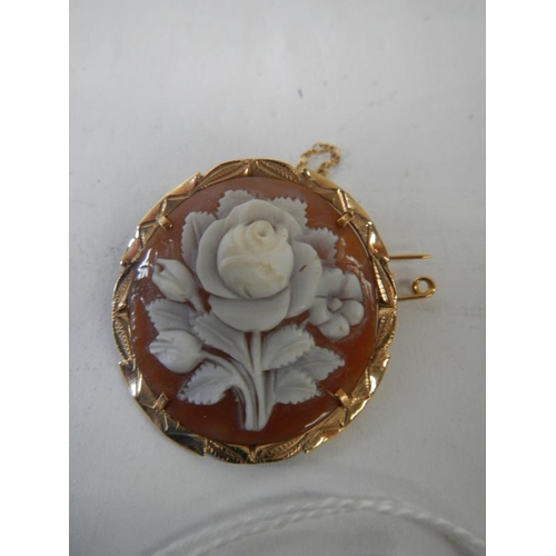 2072 - A 14ct gold brooch with cameo of flowers