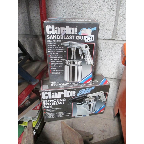 1021 - A Clarke boxed sandblast gun and a boxed Clarke spot blast gun