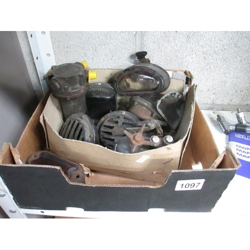 1097 - A mixed lot of car parts including horn, claxon etc