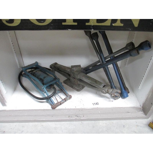 1142 - 4 wheel braces scissor jack and foot pump