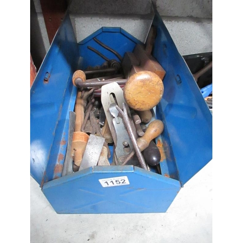 1152 - A good comprehensive box of woodworking tools