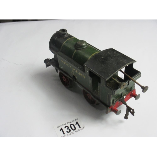 1301 - A Hornby O gauge tinplate clockwork train