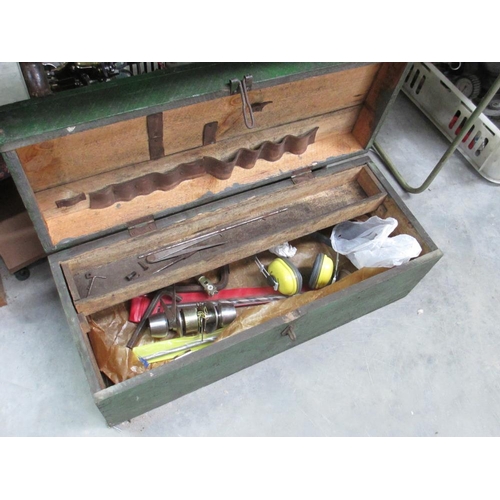 1311 - An old tool box and contents