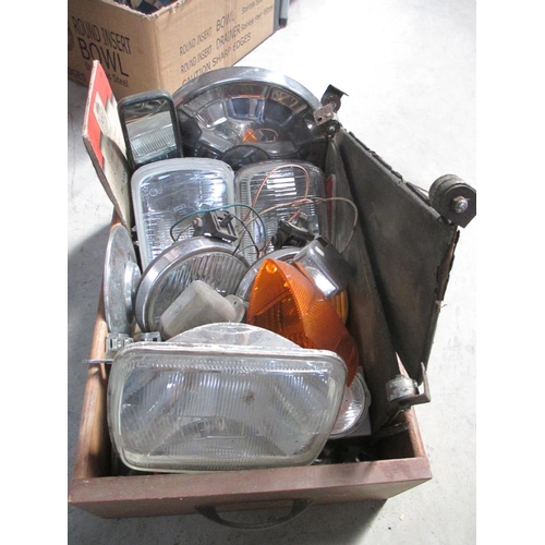 1362 - A mixed lot of car items including lamps, hubs, reflectors, sun visors etc