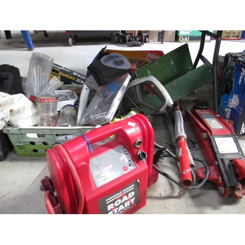 1375 - A Draper hydraulic jack, a fixed tow bar, a Sealey 12v Roadstart and a large amount of garage hardwa... 