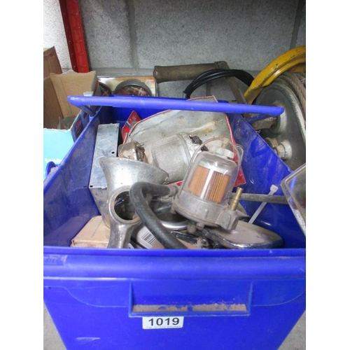 1019 - A large box of screws, ties, grinding discs, car spares etc including a large Littlejack pulling jac... 