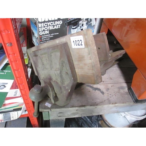 1022 - A large woodworking vice