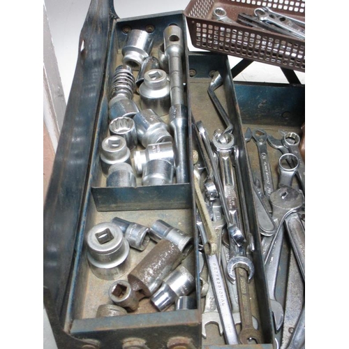 1123 - A large quantity of sockets and spanners