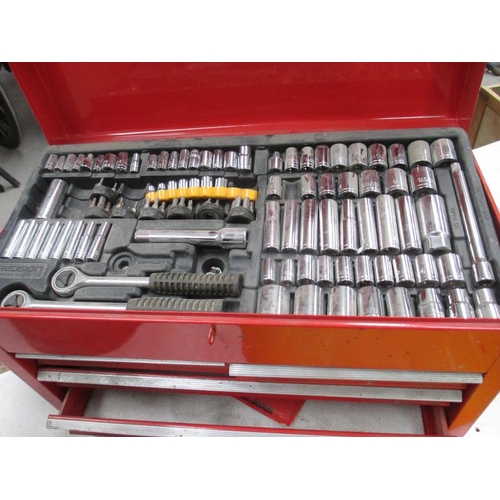 1426 - A good 5 drawer tool chest complete with tools etc.