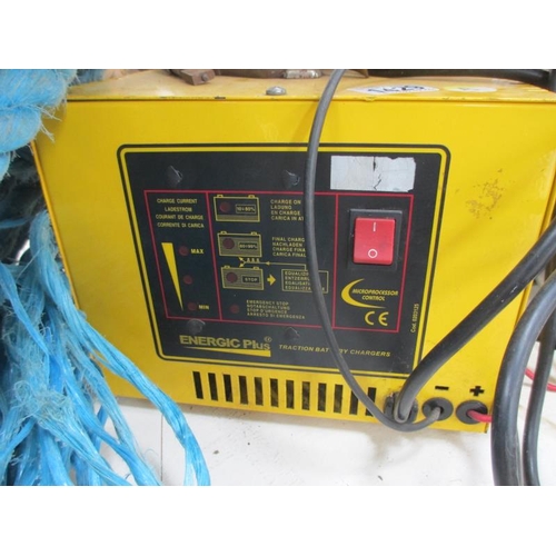 1429 - A large 15 amp battery charger and a heavy duty tow rope.