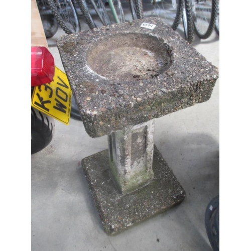 1439 - A vintage concrete bird bath.