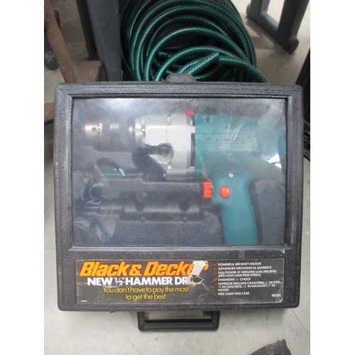 1463 - 2 Hozelock gardening seat/kneeling pads, a long new garden hoze and a Black & Decker hammer drill.