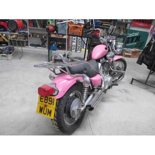 1509 - A Yamaha Virago V twin in metallic pink. First registered July 1988, currently on sorn. REG E891WUM