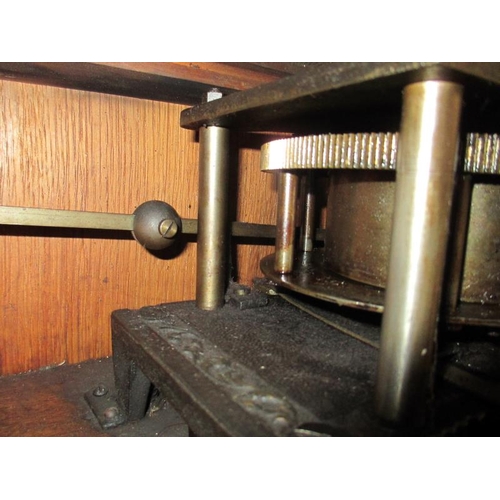 2401 - A rare 19th century penny in slot polyphon with 33 discs, in full working order.

It is in good play... 