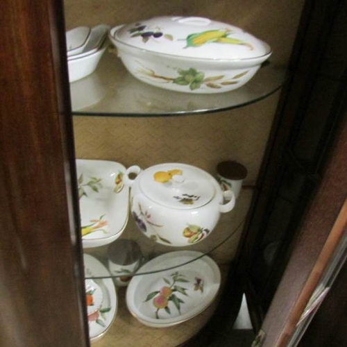 2569 - Approximately 23 pieces of Royal Worcester table ware including large bowl, tureens, plates etc.,