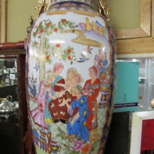 2600 - A large 20th century Chinese vase.