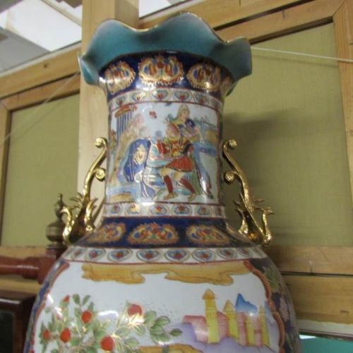 2600 - A large 20th century Chinese vase.