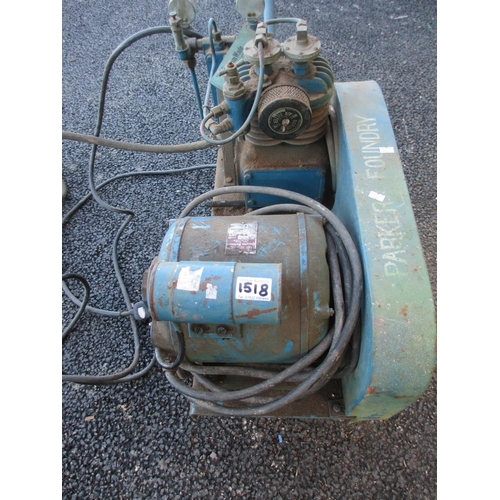 1518 - A good quiet working portable Broomwade portable air compressor with hose