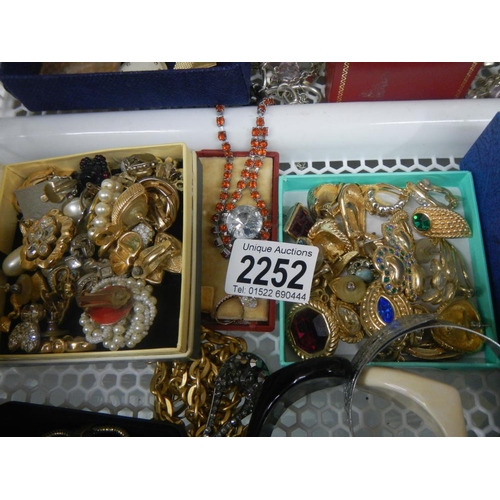 2252 - A large tray of good costume jewellery including rings, watch parts etc.,