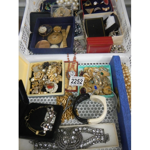 2252 - A large tray of good costume jewellery including rings, watch parts etc.,