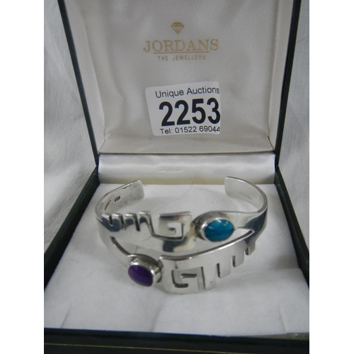 2253 - A silver bracelet marked 925