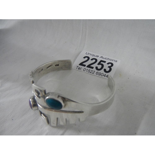 2253 - A silver bracelet marked 925