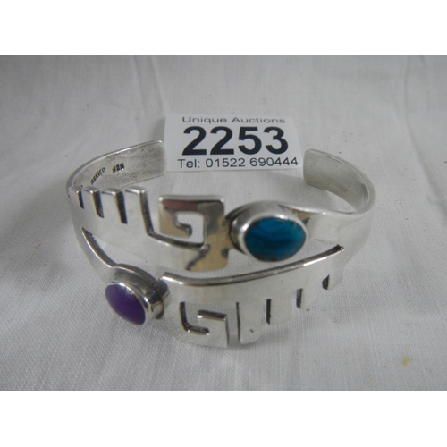 2253 - A silver bracelet marked 925