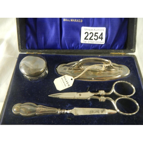 2254 - A silver manicure set.

The scissors are not the correct ones for the set.