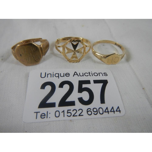 2257 - 3 gold rings (1 a/f) total weight 4 grams.