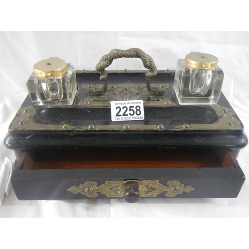 2258 - A good early 20th century inkstand in good original order.