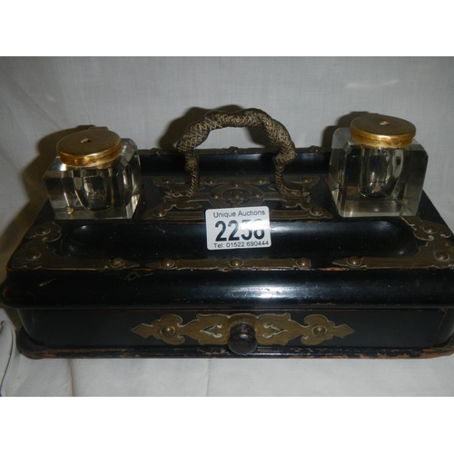 2258 - A good early 20th century inkstand in good original order.