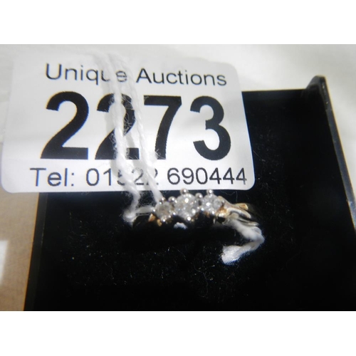 2273 - A 20pt 3 stone diamond ring set in yellow gold