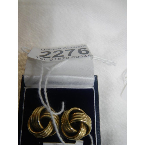 2276 - A pair of 3.7g yellow gold knot screw fittng earrings.