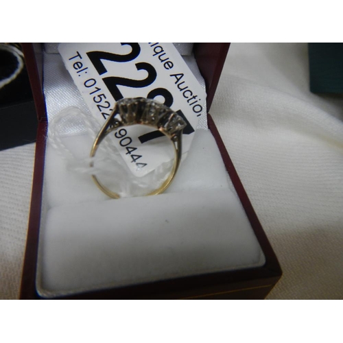 2287 - An 18ct yellow gold diamond ring.