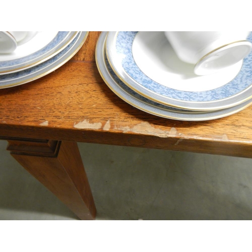 2579 - A good quality oak dining table.

The table measures 7'6