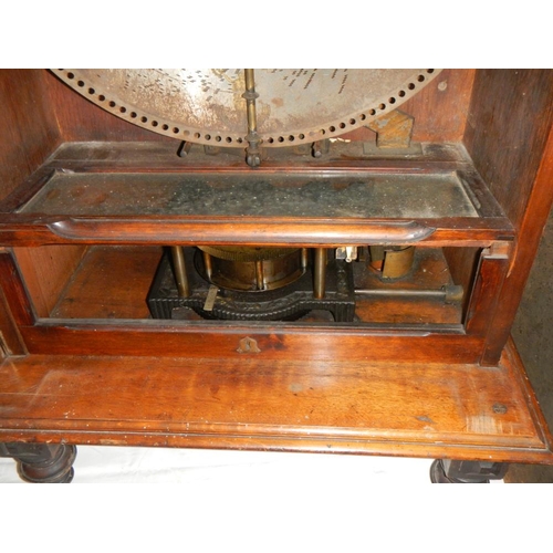 2401 - A rare 19th century penny in slot polyphon with 33 discs, in full working order.

It is in good play... 