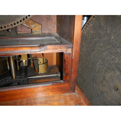 2401 - A rare 19th century penny in slot polyphon with 33 discs, in full working order.

It is in good play... 