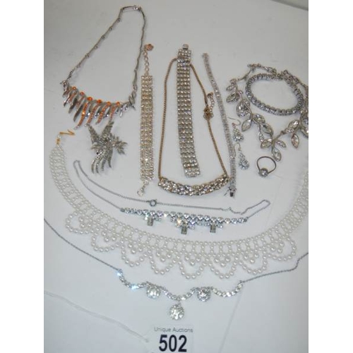 502 - 14 items of interesting jewellery including necklaces.