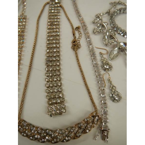 502 - 14 items of interesting jewellery including necklaces.