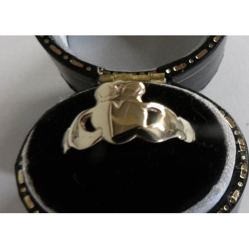 519 - An Irish design Claddagh ring, dated London 1990 in 9ct gold, size L.