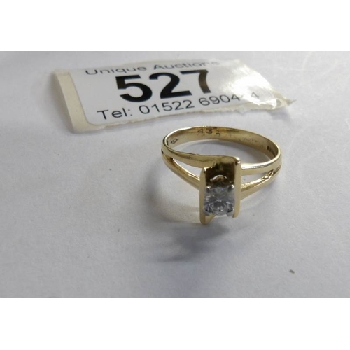 527 - An unusual design diamond ring in 18ct gold, approximate weight diamond 20 points. size J.