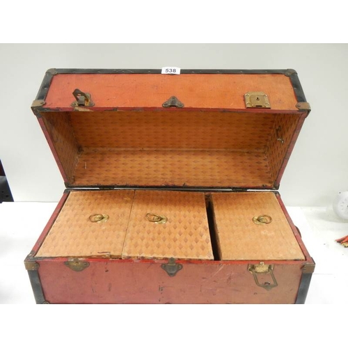 538 - An small travel trunk containing drawers, 20.5'' (50cm) x 10'' (25cm) x 10'' (25cm).