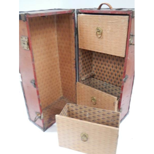 538 - An small travel trunk containing drawers, 20.5'' (50cm) x 10'' (25cm) x 10'' (25cm).